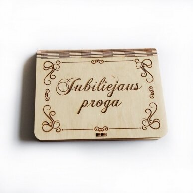 Medinė dovanų dežutė "Jubiliejaus proga" Medinė dovanų dežutė "Jubiliejaus proga"
